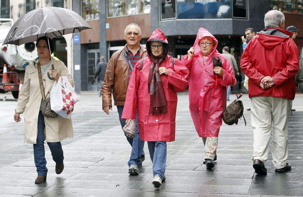 Turistas baixo a chuvia