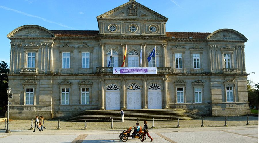 Pancarta "contra as violencias machistas" na fachada da Deputación