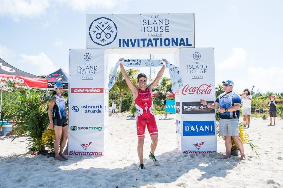Javi Gómez Noya entrando na meta do Island House Invitational Triathlon