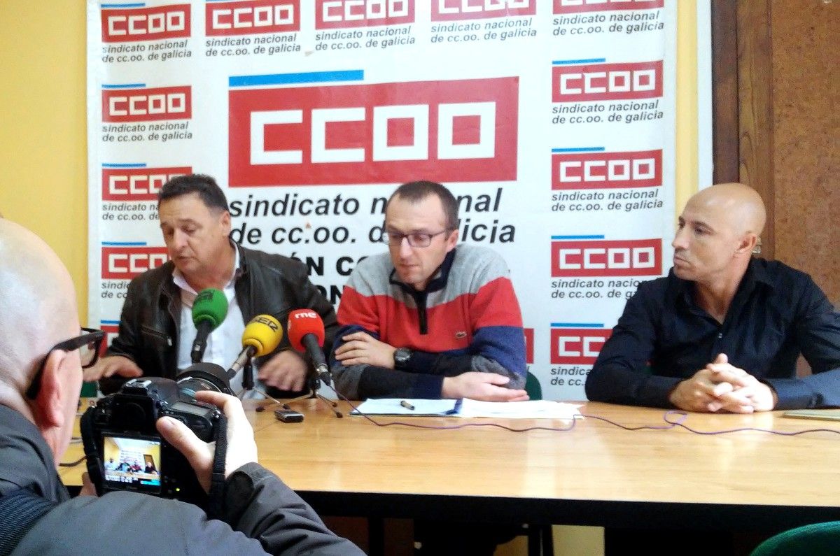 José Luis García Pedrosa, de CC.OO., con representantes do comité de empresa de Elnosa