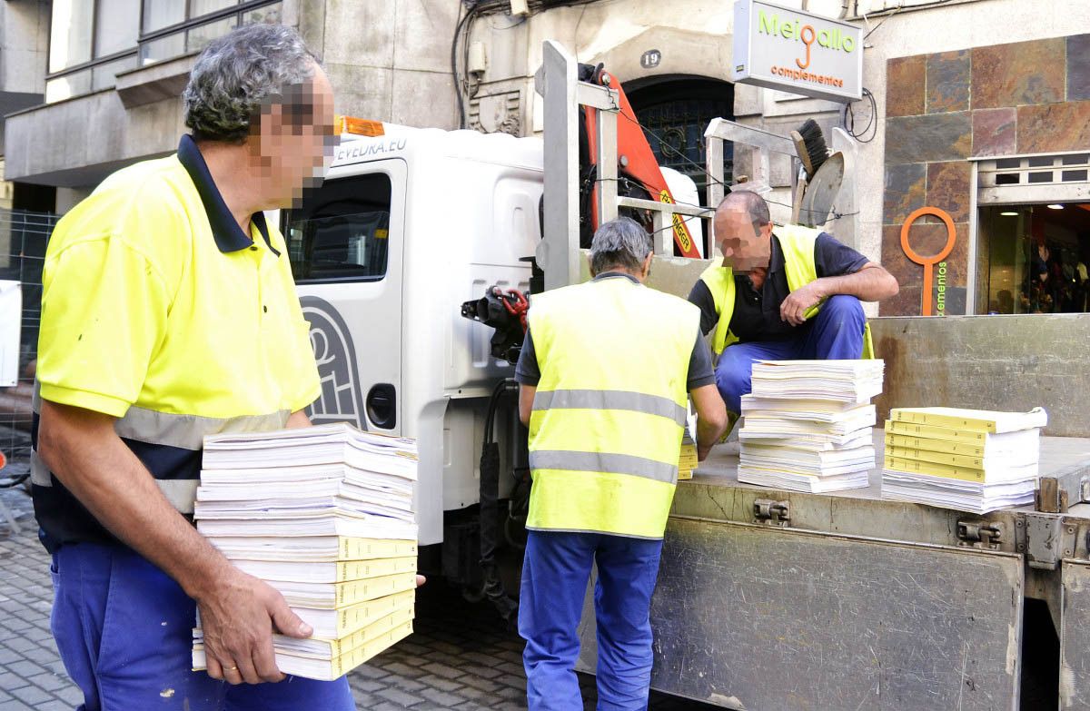 Funcionarios municipales retirando la documentación solicitada por Aduanas sobre Aquagest