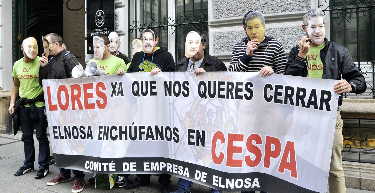 Concentración do comité de empresa de Elnosa ante o Concello