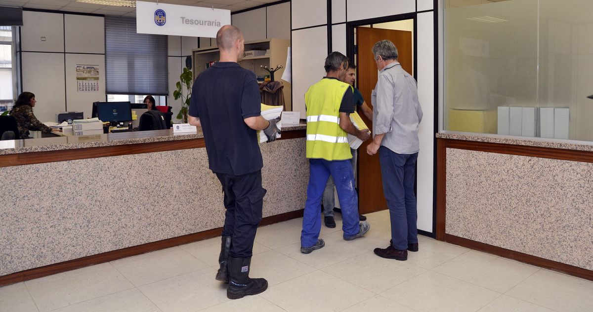 Funcionarios municipales retirando la documentación solicitada por Aduanas sobre Aquagest