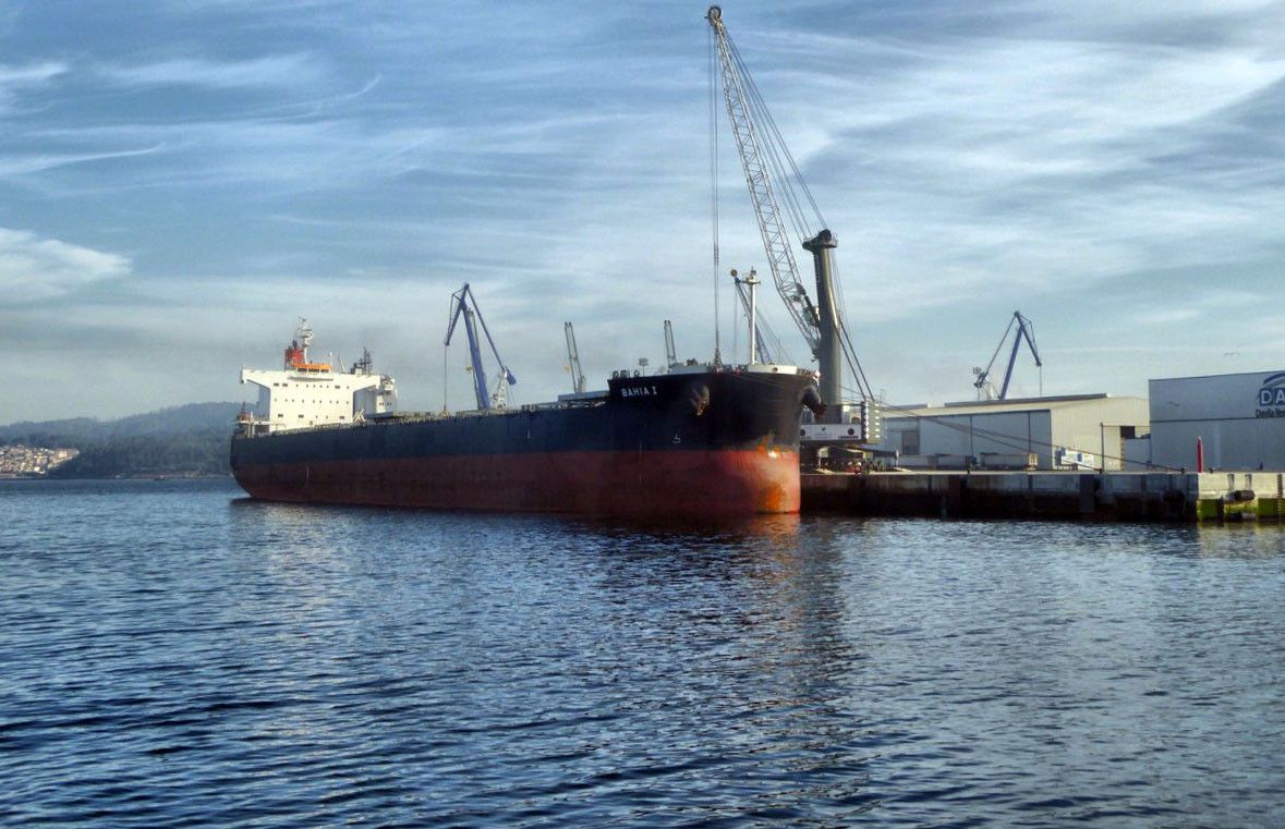 Megabuque no Porto de Marín