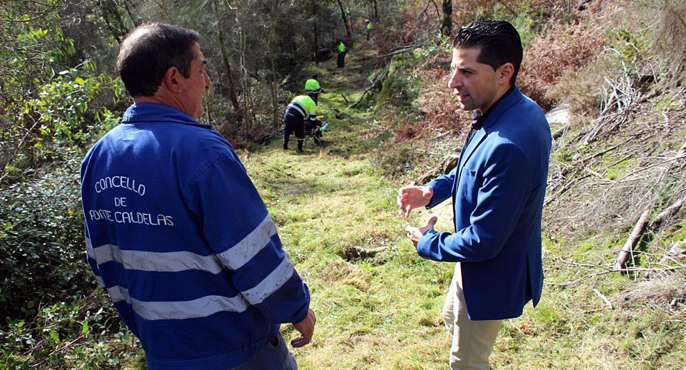 Andrés Díaz visita los trabajos de desbroce en las rutas de senderismo de Ponte Caldelas