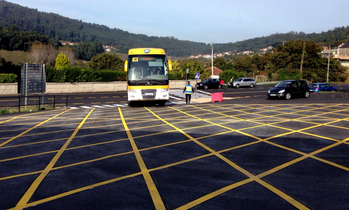 Novo acceso ao colexio Magaláns, en Dorrón