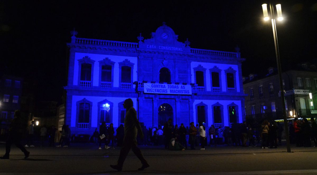 O antigo edificio do Concello e o Pazo Provincial únense ao Día Mundial da Diabete