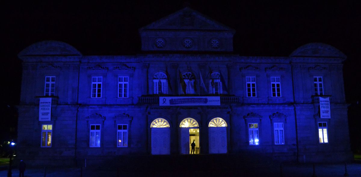 O Pazo Provincial iluminado de azul