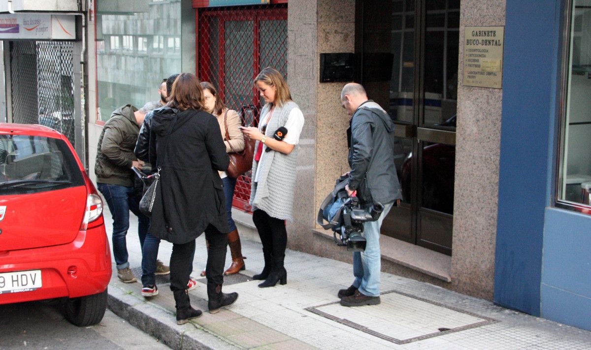 Medios de comunicación ante el domicilio de la familia Pardo Touceda