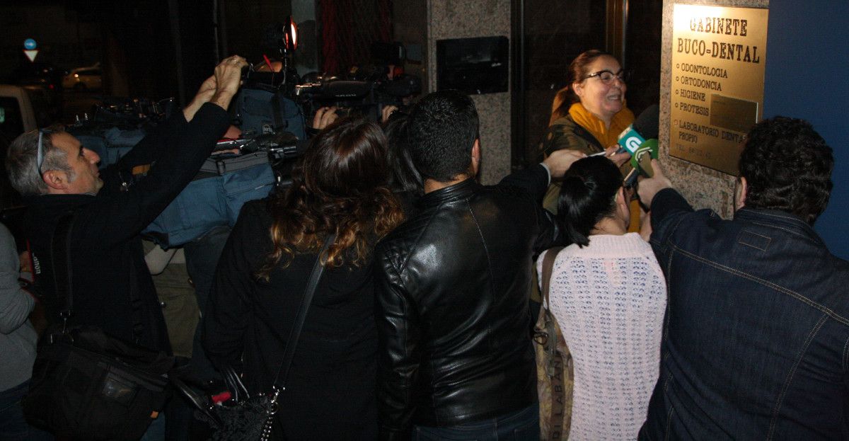 Pilar Touceda habla con los medios de comunicación a través del interfono de su casa