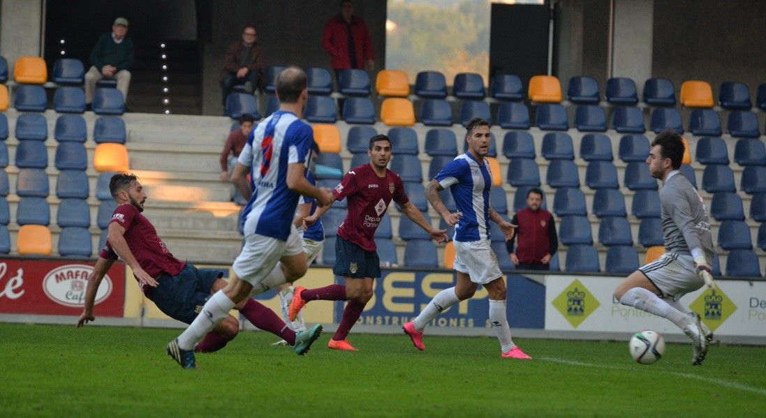 Pablo Carnero consigue con este remate el segundo gol del Pontevedra ante el Izarra en Pasarón Pablo Carnero consigue con este remate el segundo gol del Pontevedra ante el Izarra en Pasarón