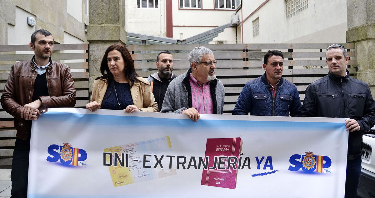 Concentración do SUP diante do inmoble do Banco de España onde piden que se trasladen as oficinas de emisión do DNI