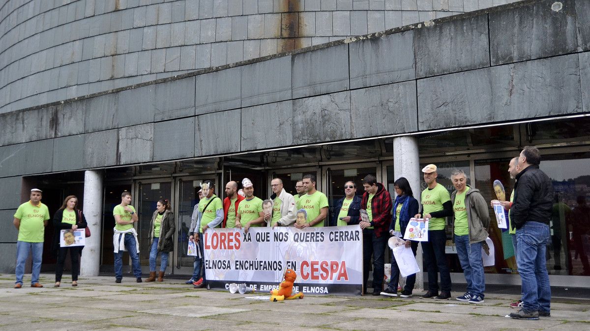 Concentración de traballadores de Elnosa no Pazo