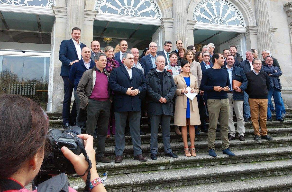 Alcaldes do Partido Popular concéntranse ante a Deputación provincial