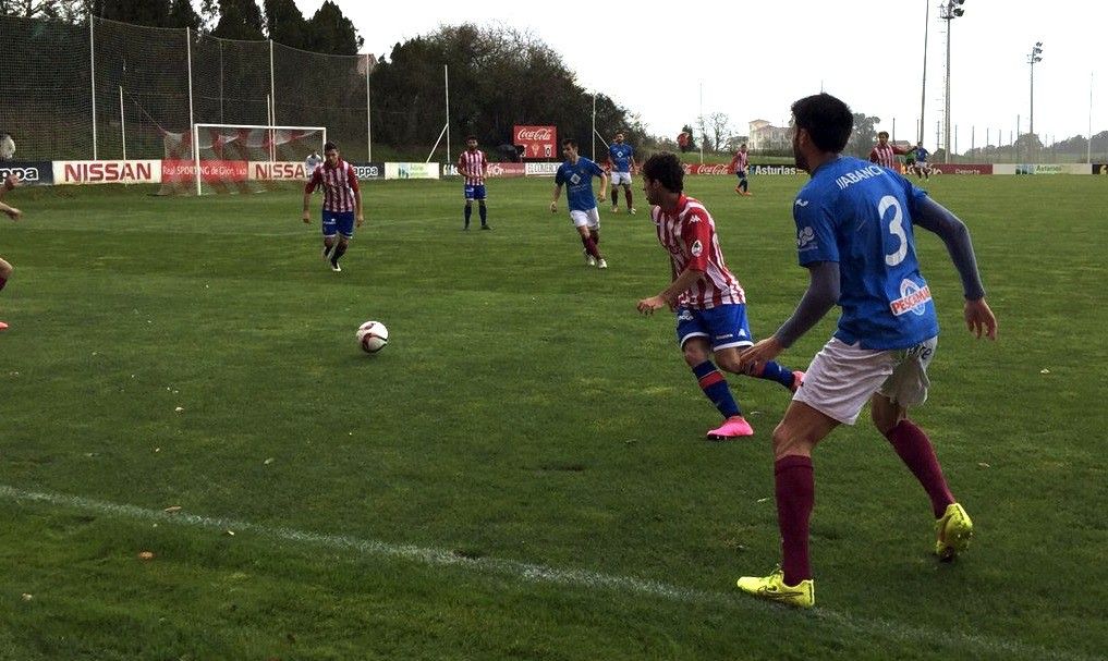 Partido entre Sporting de Gijón B y Pontevedra en Mareo Partido entre Sporting de Gijón B y Pontevedra en Mareo