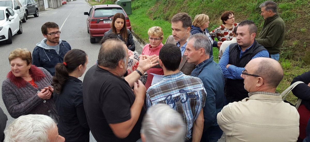 Jacobo Moreira cos veciños de Campañó