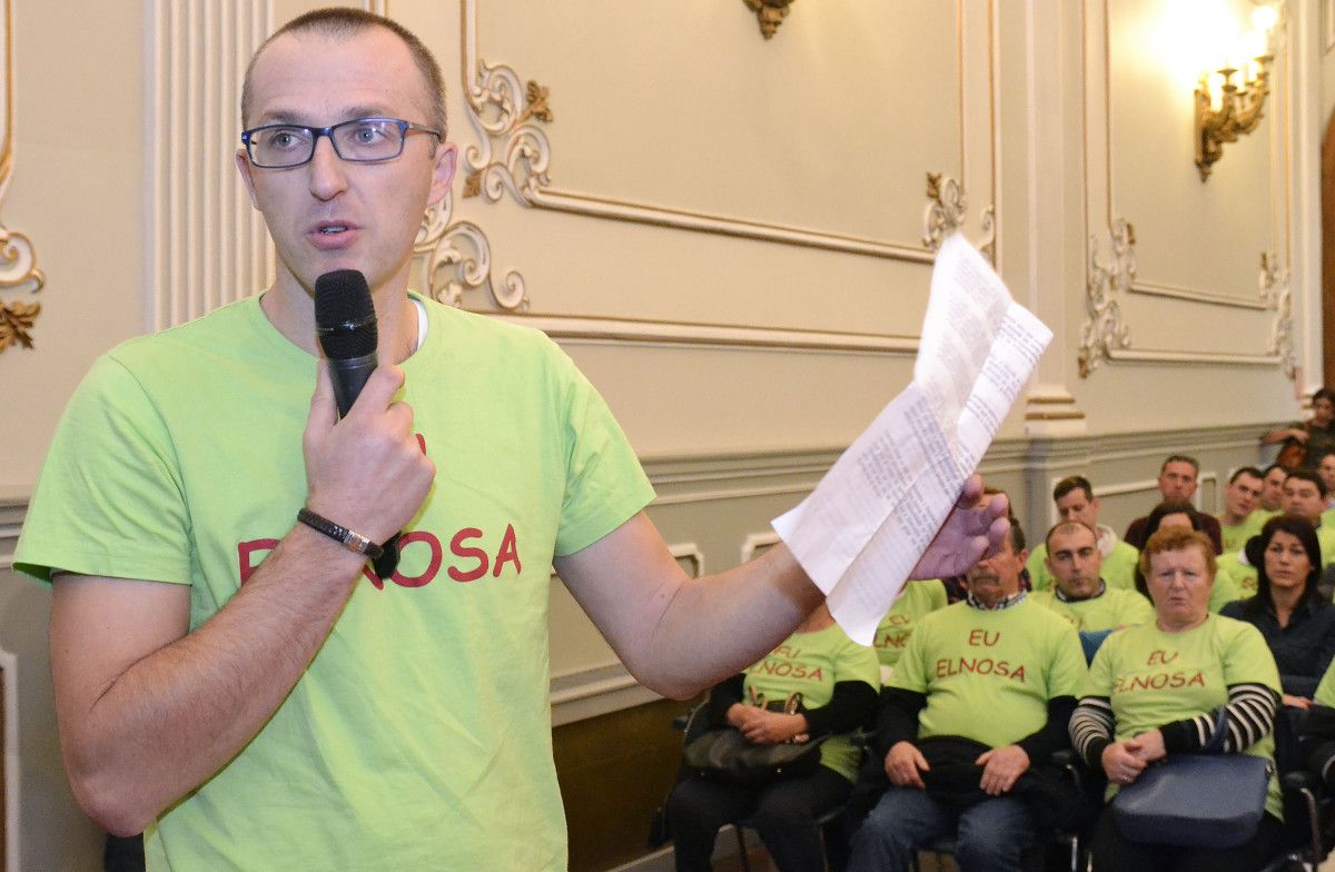 O presidente do comité de empresa de Elnosa dirixíndose a corporación provincial