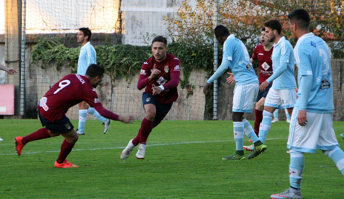 Mouriño celebra el gol del empate del Pontevedra en Barreiro Mouriño celebra el gol del empate del Pontevedra en Barreiro