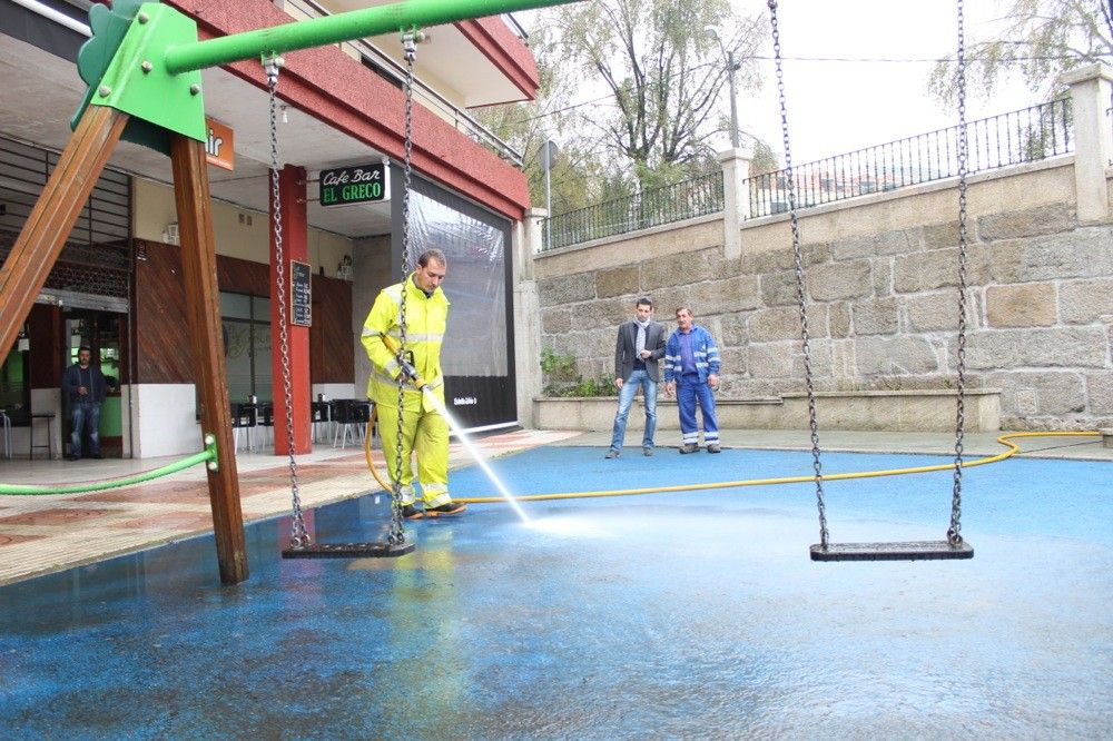 Operarios municipais limpan o parque infantil de Ponte Caldelas