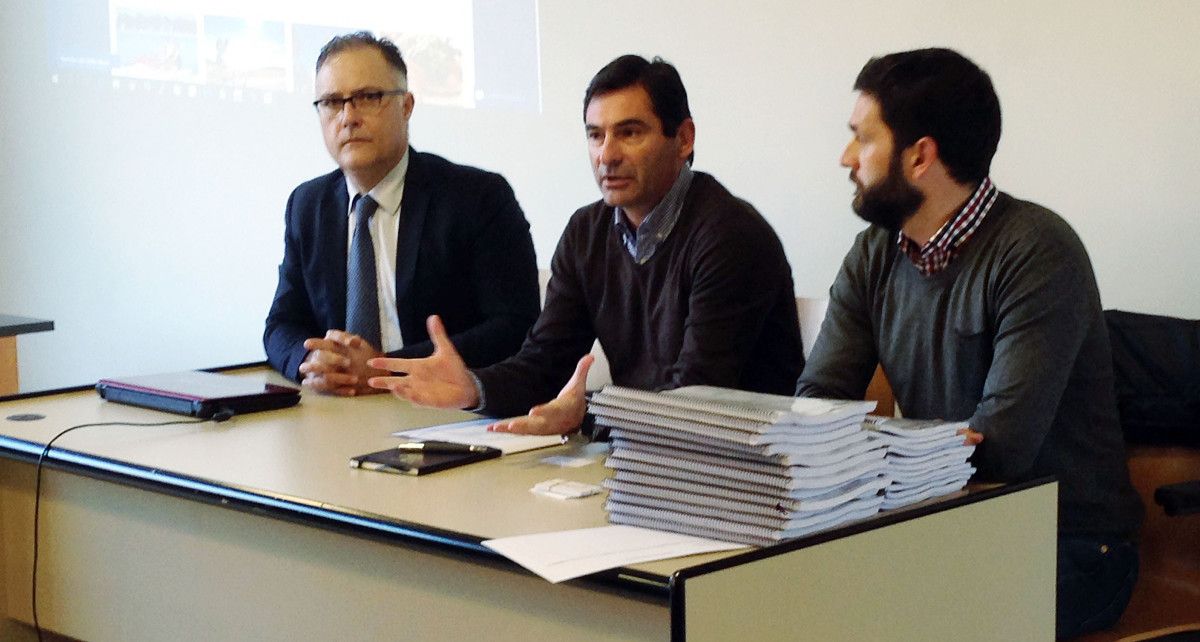 Gonzalo Pita, alcalde de Sanxenxo, no centro da imaxe