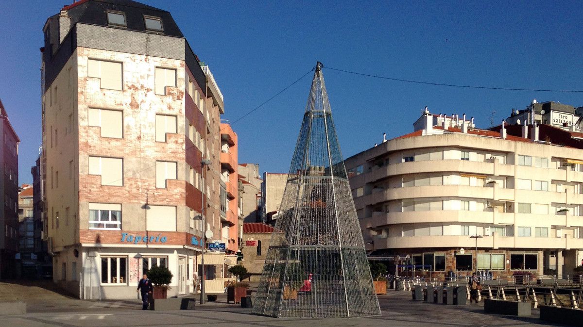 Árbol navideño en la Praza dos Barcos