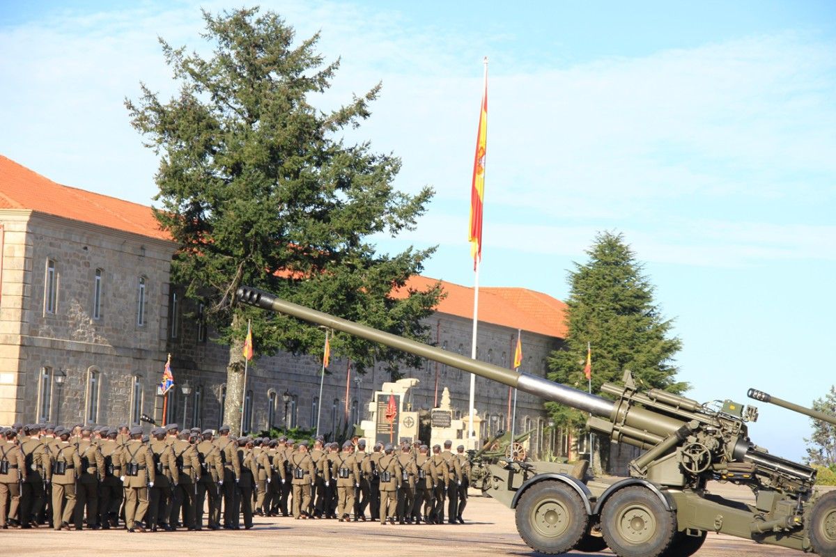 Parada militar na BRILAT na honra de Santa Bárbara, patroa de artillería