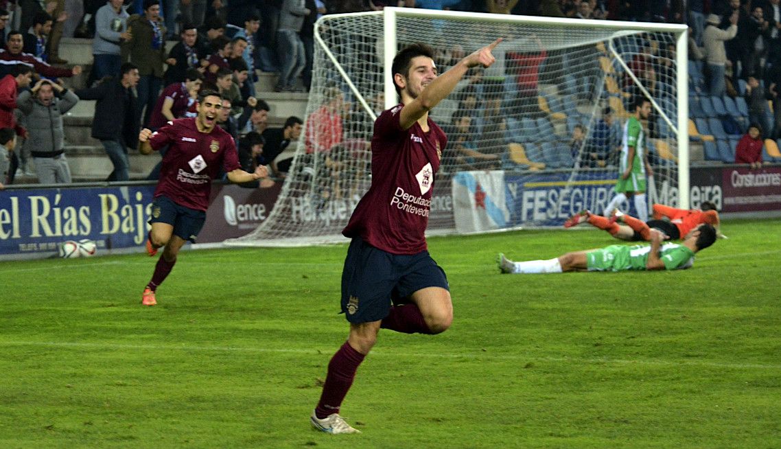 Jandrín celebra el segundo gol del Pontevedra frente al Somozas en Pasarón Jandrín celebra el segundo gol del Pontevedra frente al Somozas en Pasarón