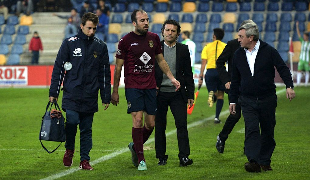 Jacobo retírase lesionado no partido entre Pontevedra e Somozas en Pasarón
