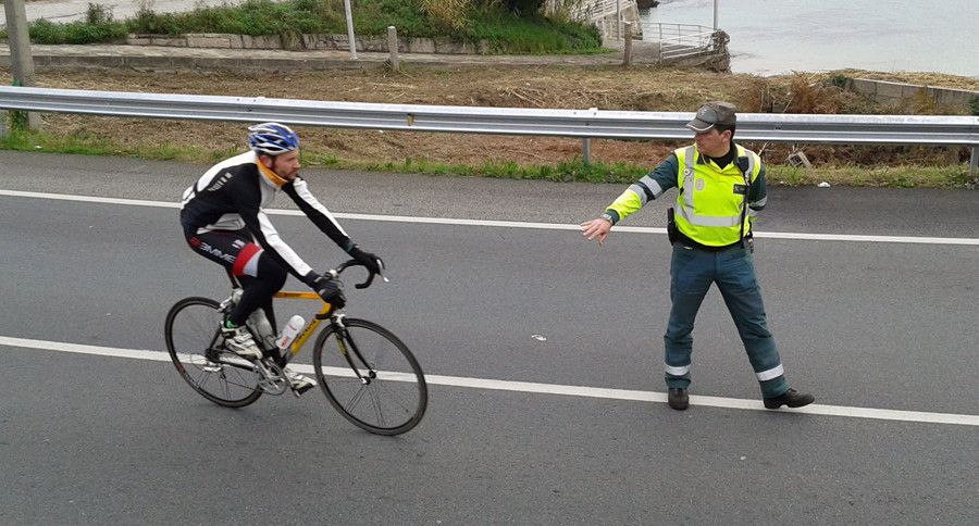 Un ciclista e un garda civil