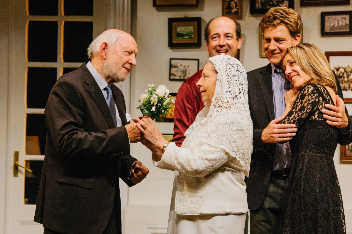Escena de la obra de teatro 'El hijo de la novia'
