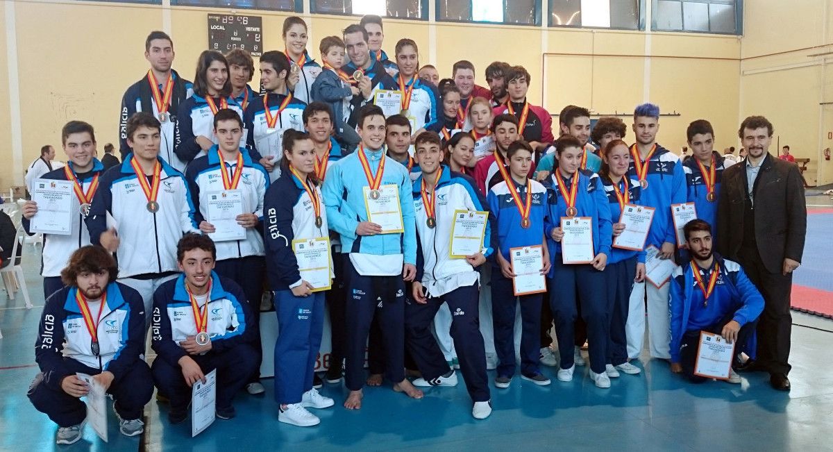 Podio por equipos en el Campeonato de España de Taekwondo
