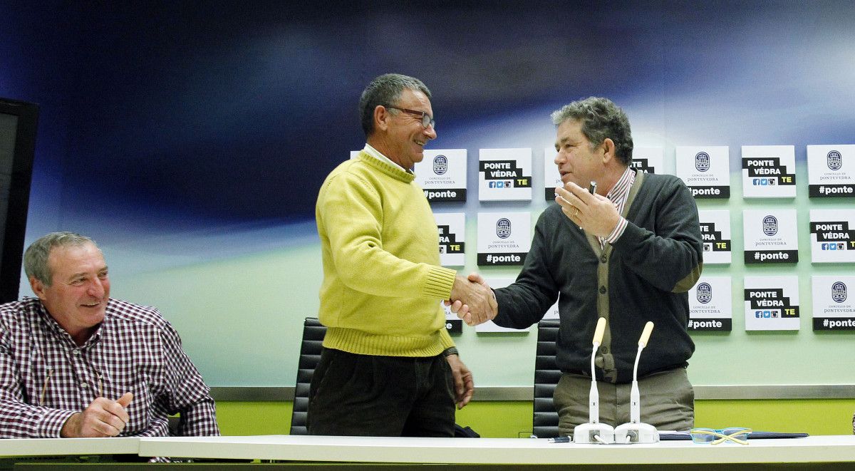 Firma do convenio entre o Concello e a Comunidade de Montes de A Canicouva
