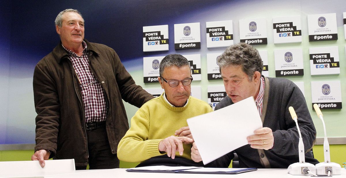 Firma del convenio entre el Concello y la Comunidad de Montes de A Canicouva
