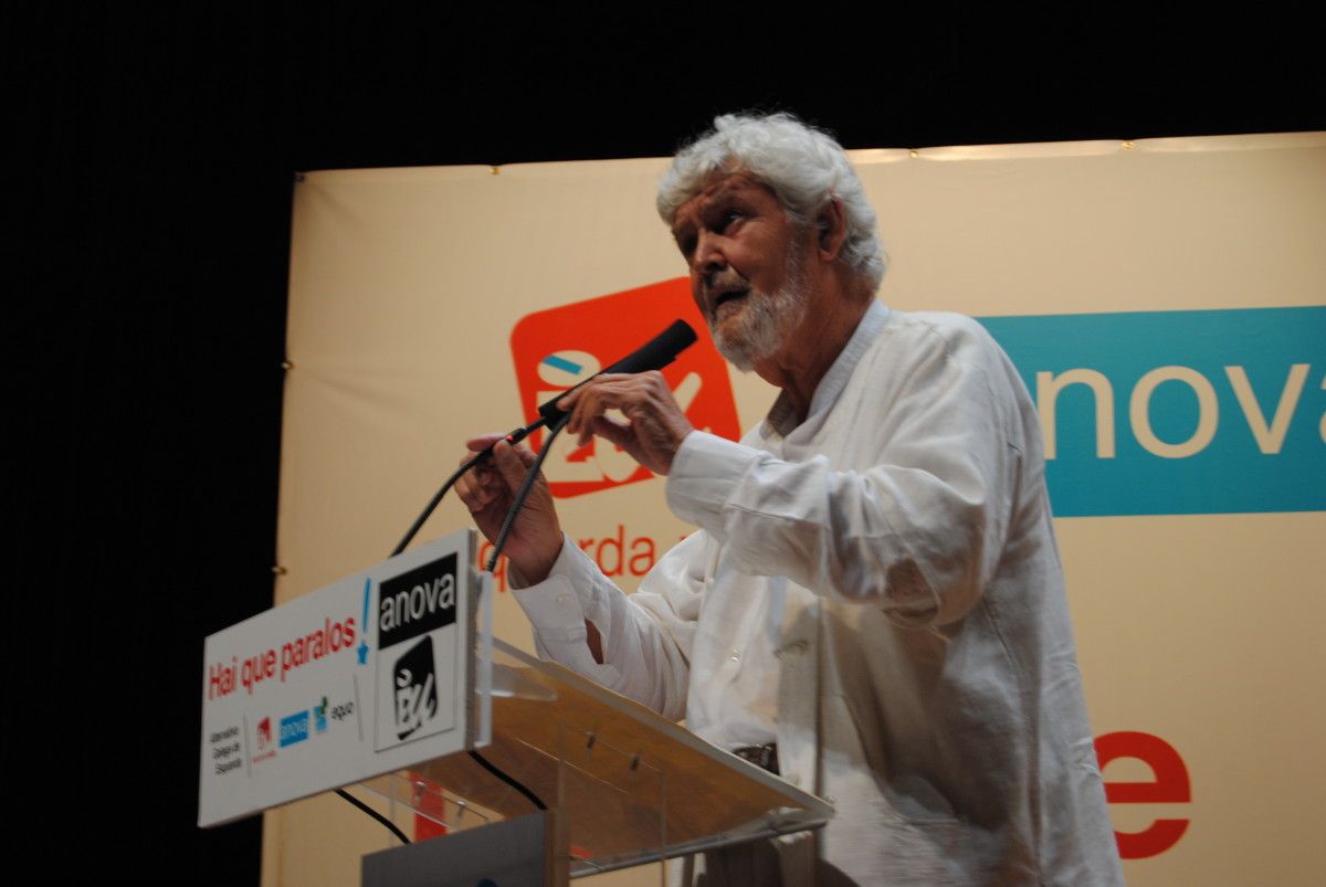 Xosé Manuel Beiras (A Nova) durante o mitin de AGE no Teatro Principal de Pontevedra Xosé Manuel Beiras (A Nova) durante o mitin de AGE no Teatro Principal de Pontevedra
