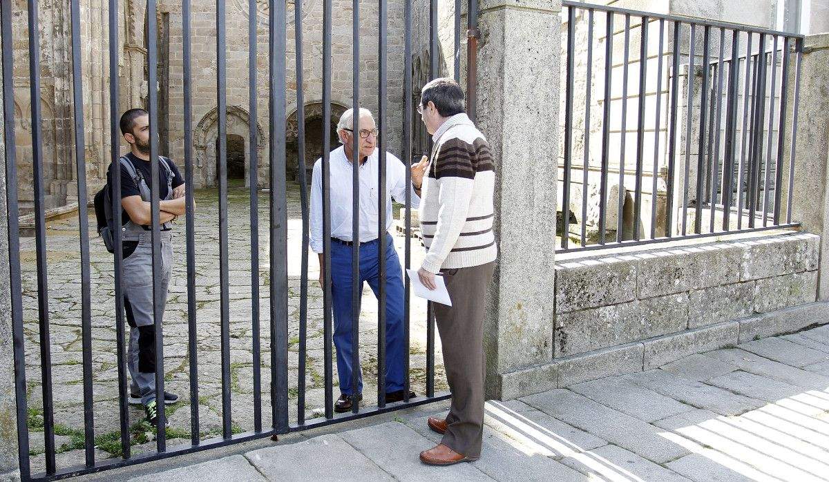 Carlos Valle visita as ruínas de San Domingos