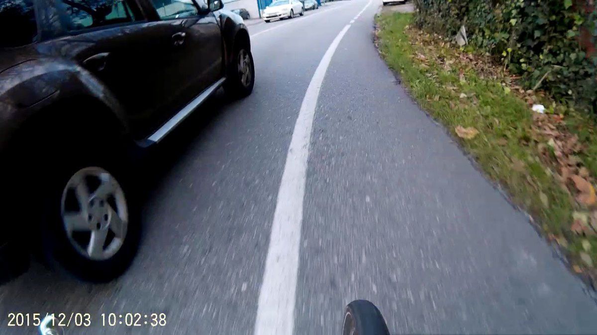 Denuncia realizada por la asociación Pedaladas por poner a un ciclista en peligro