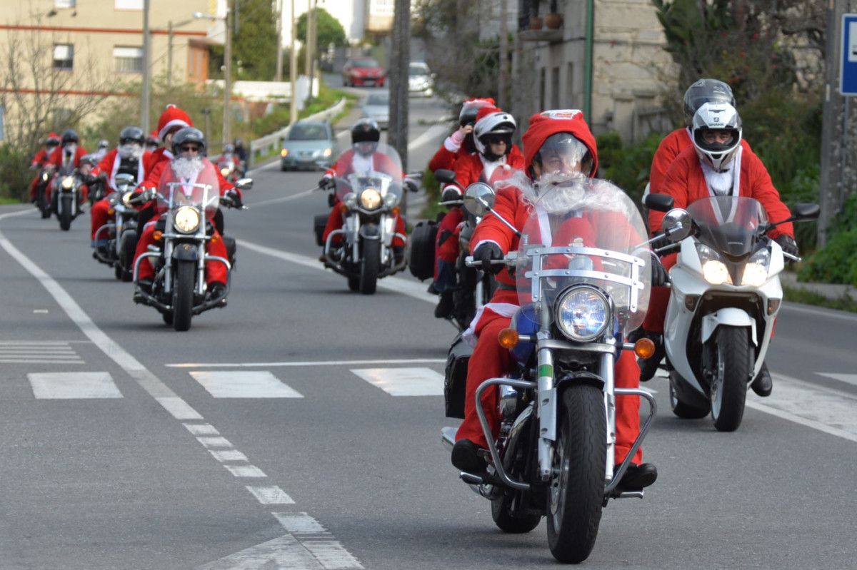 Papanoelada en moto por Marín