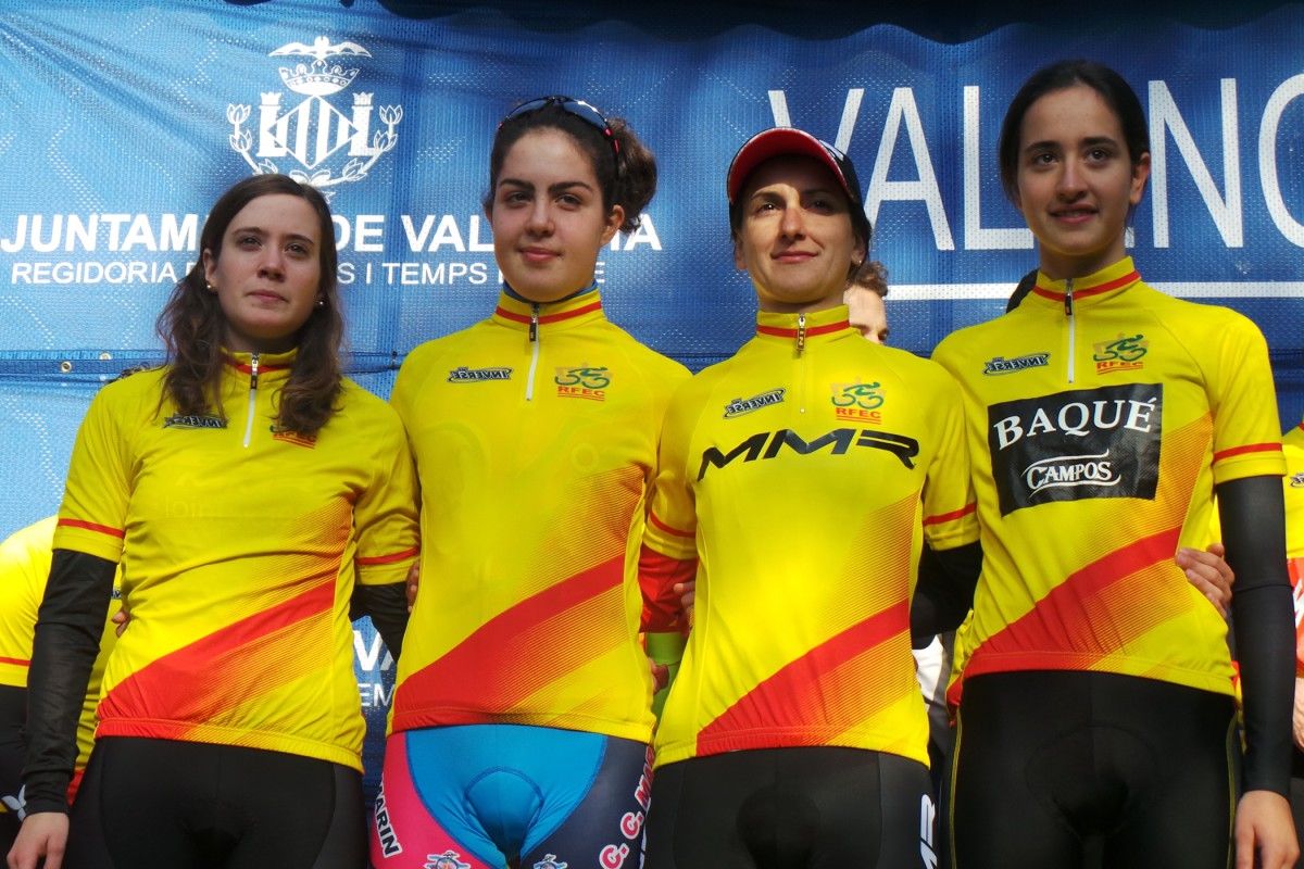 Irene Trabazo (segunda pola esquerda) co resto de vencedoras da Copa España