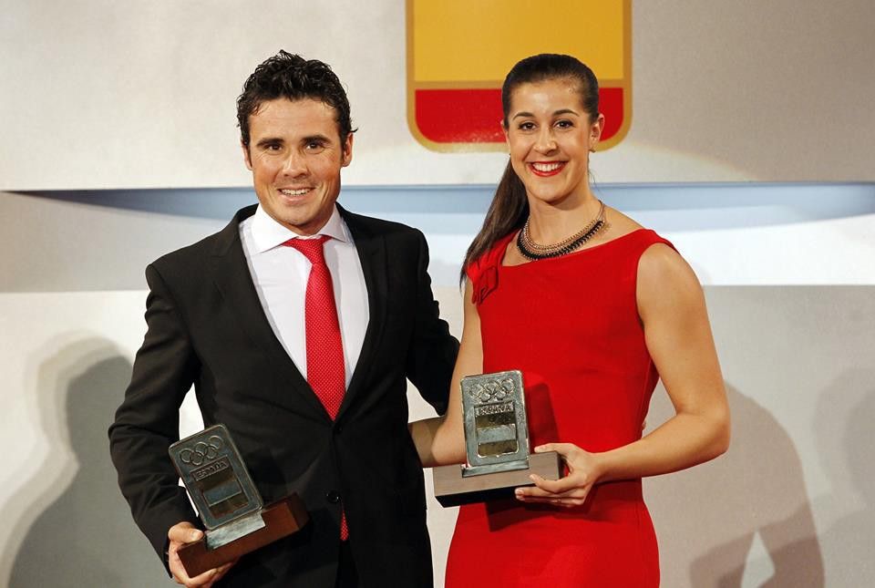 Javier Gómez Noya e Carolina Marín tras recibir o recoñecemento do COE