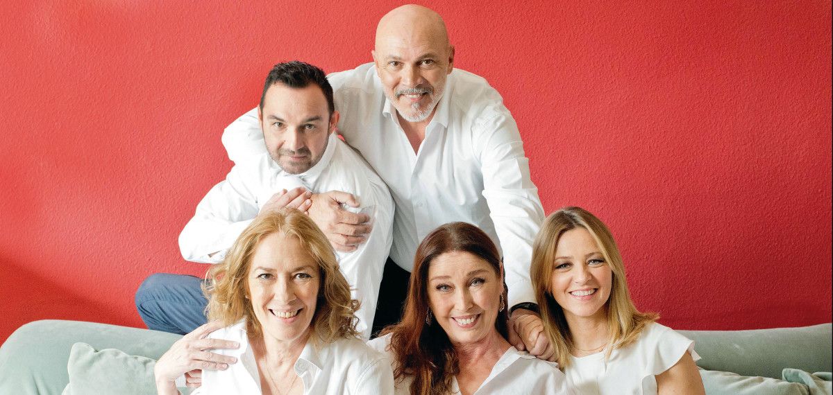 Verónica Forqué, acompañada por el reparto de la obra "Buena gente"
