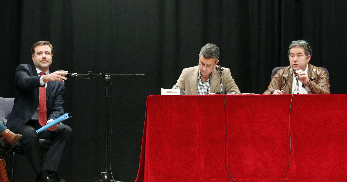 Jacobo Moreira realizando una pregunta a Fernández Lores en el Pleno