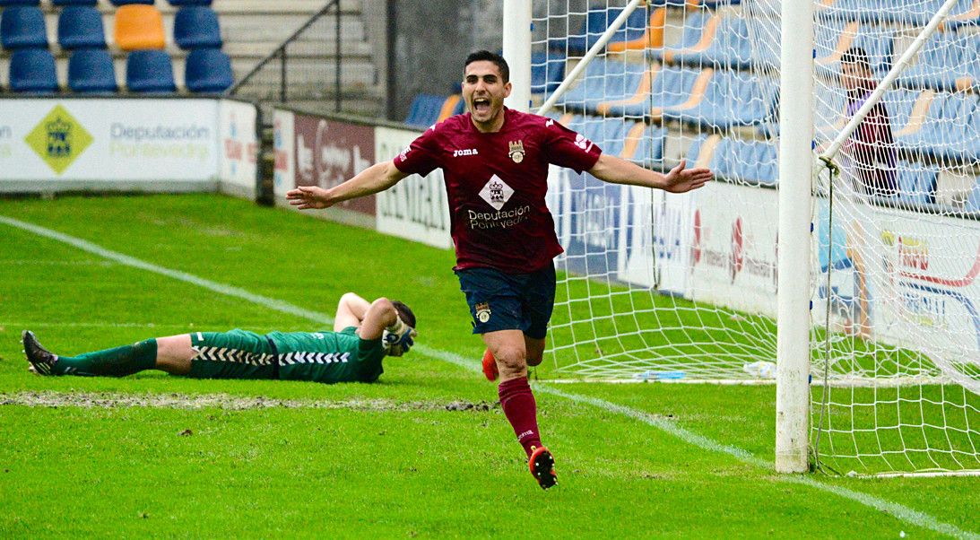 Borjas celebra la consecución del gol de penalti frente a la Cultural Leonesa en Pasarón Borjas celebra la consecución del gol de penalti frente a la Cultural Leonesa en Pasarón