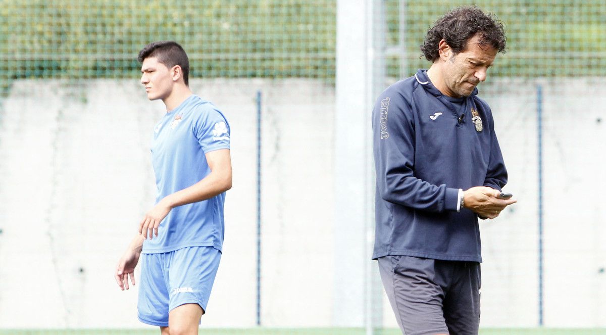 Luisito durante un adestramento do Pontevedra en Príncipe Felipe
