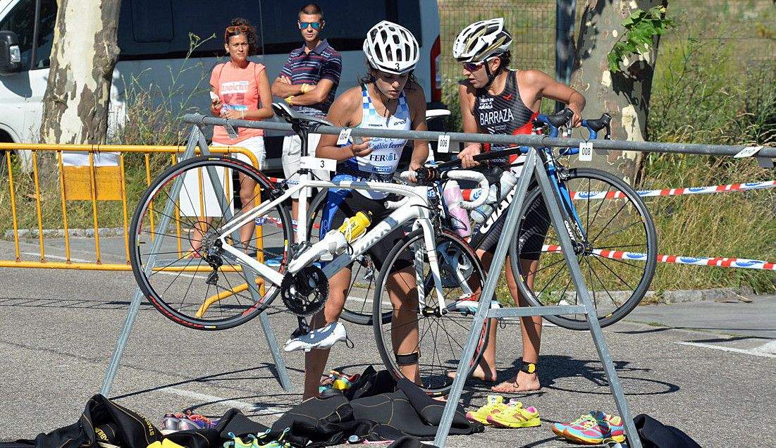 Carmen Gómez durante o tríatlon Cidade de Pontevedra