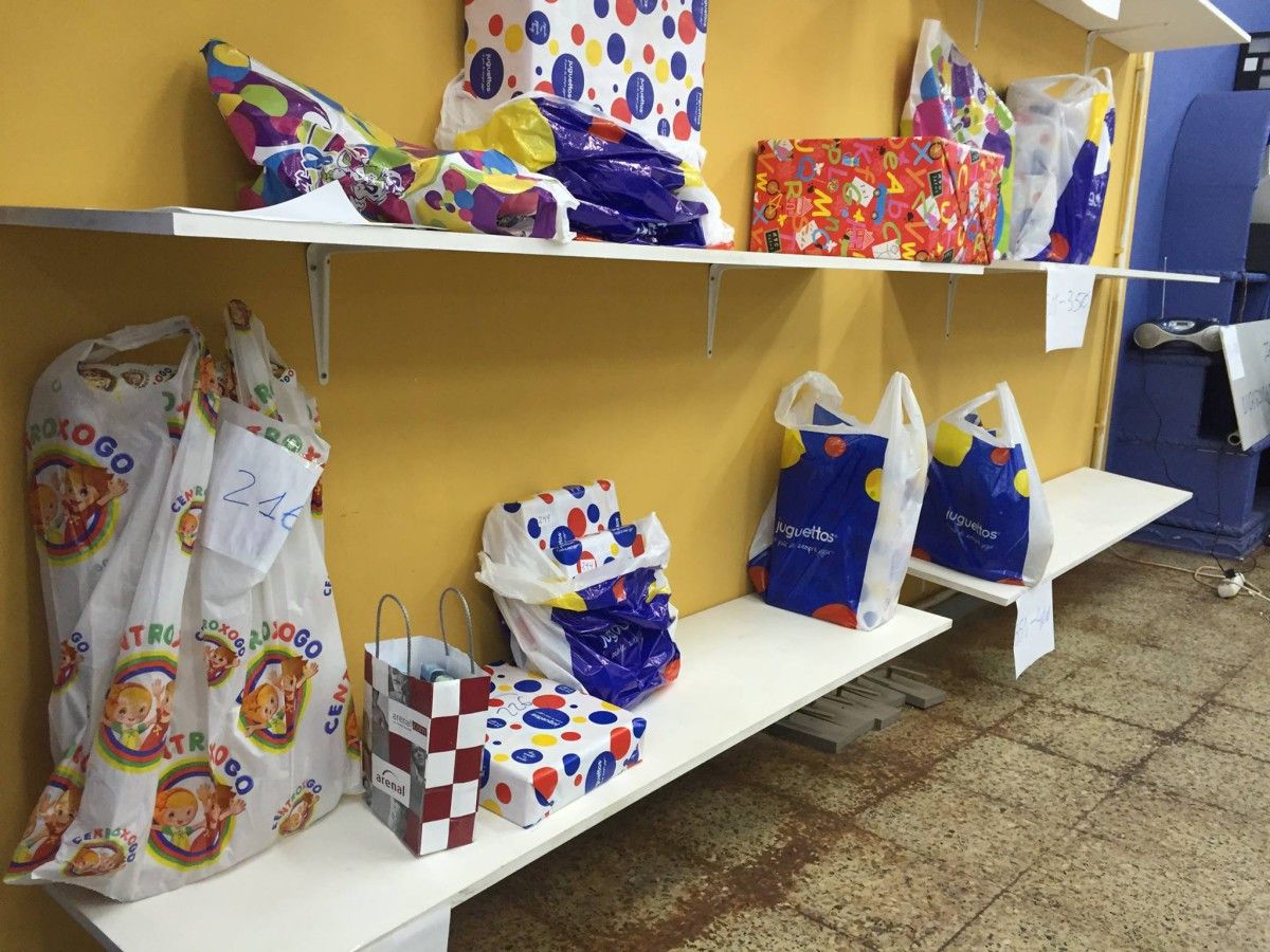Regalos que los cómplices de los Reyes Magos entregaron en la Casa Azul en 2015
