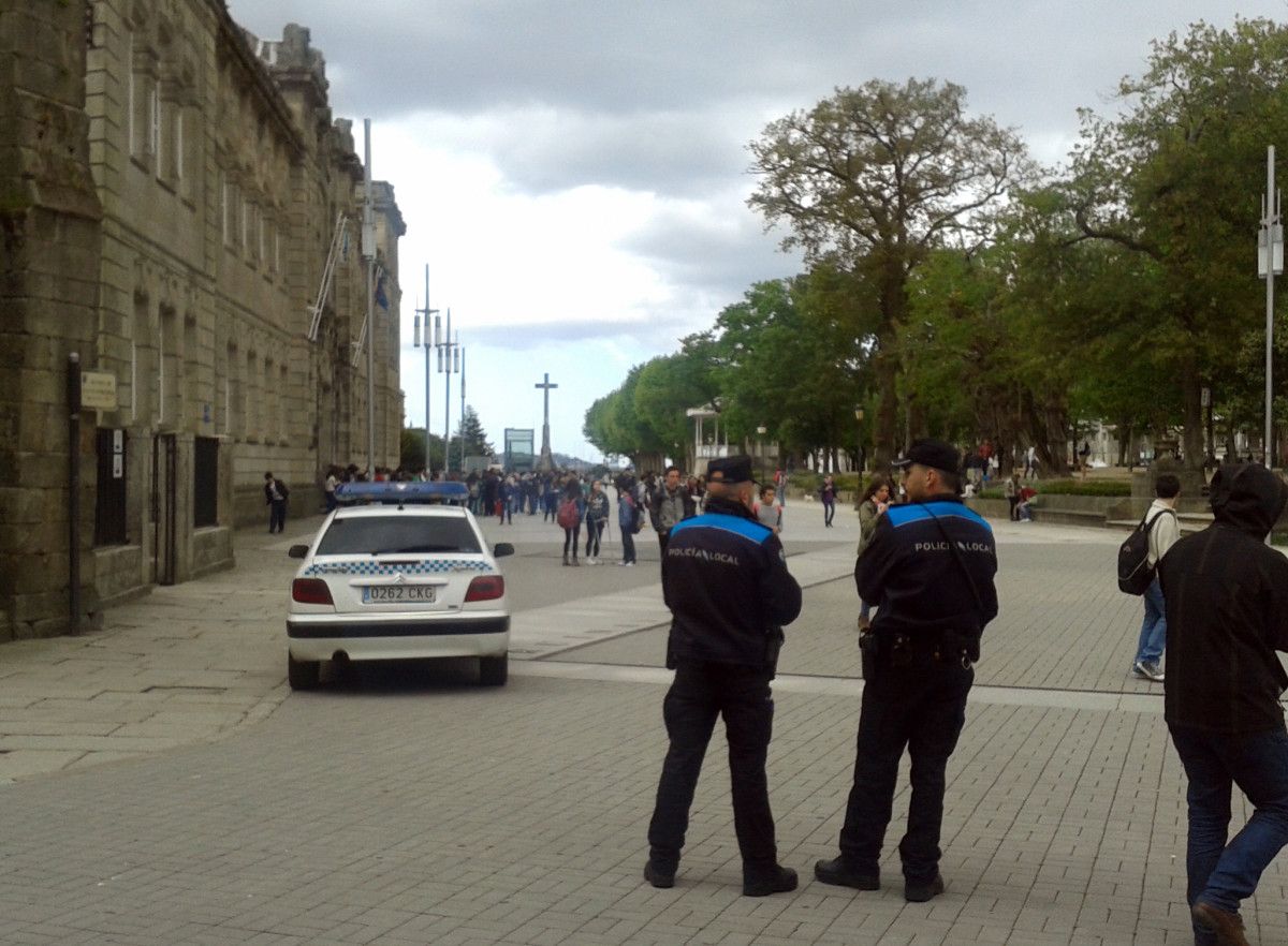 Patrulla da Policía Local nas inmediacións dun centro educativo