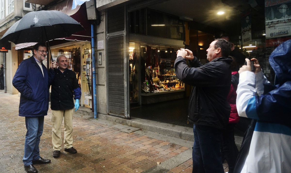 Rajoy, fotografiándose con pontevedreses que le encontraron por la calle
