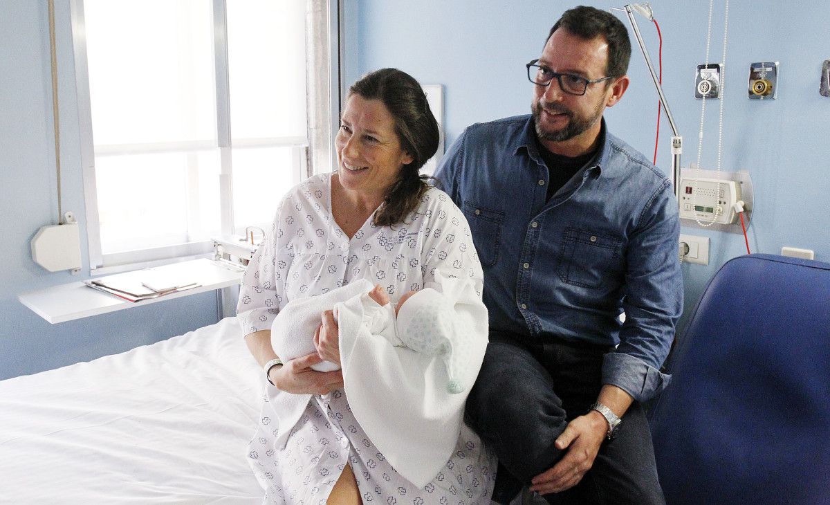 Carmen Esturao Nesta, con sus padres Marta y José Ramón en el Hospital Provincial, primer nacimiento de 2016