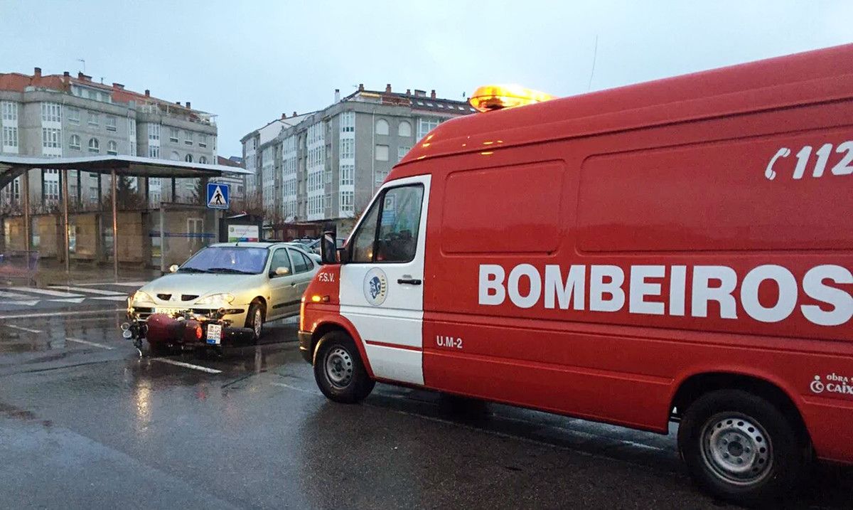 Accidente entre coche e moto en Portonovo