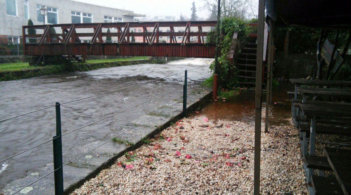 Río Gallo ao seu paso polo casco urbano de Cuntis